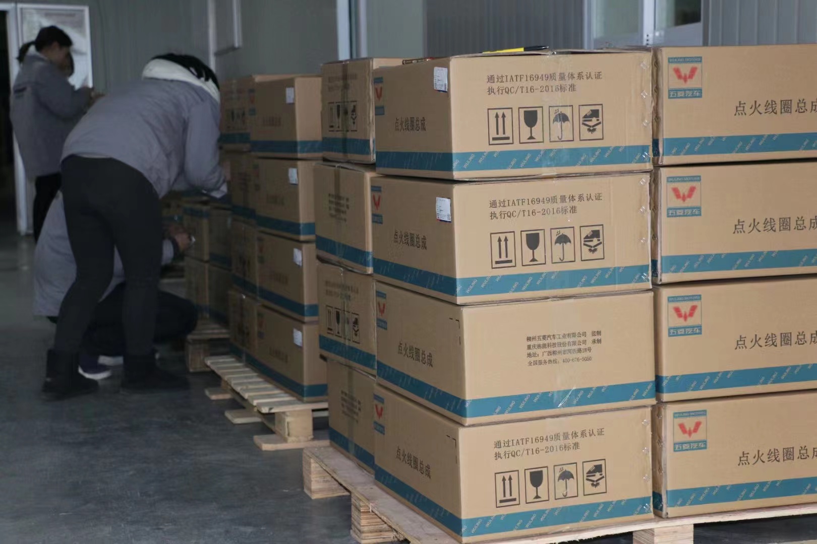 工作人员进行产品包装和装箱准备